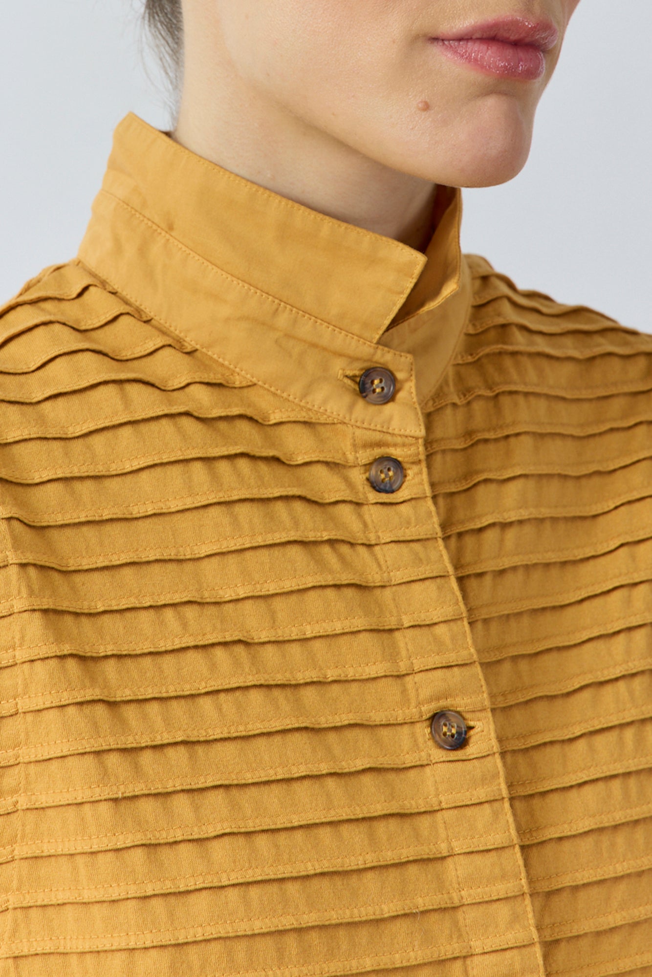 Close-up of the short stand-up cotton lawn collar and jersey pintucks on the Yaccomaricard Kantan Waistcoat.