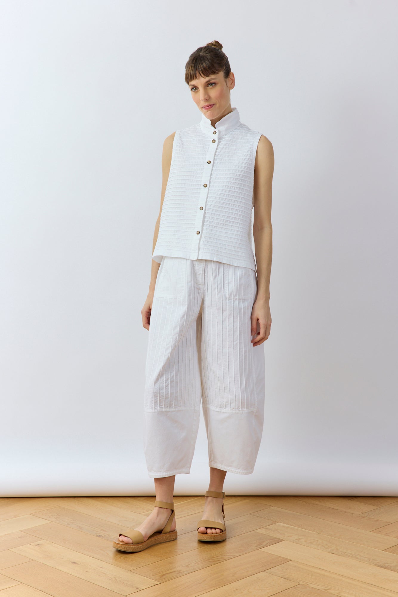 Yaccomaricard Obaru trousers in white - balloon trousers shape.