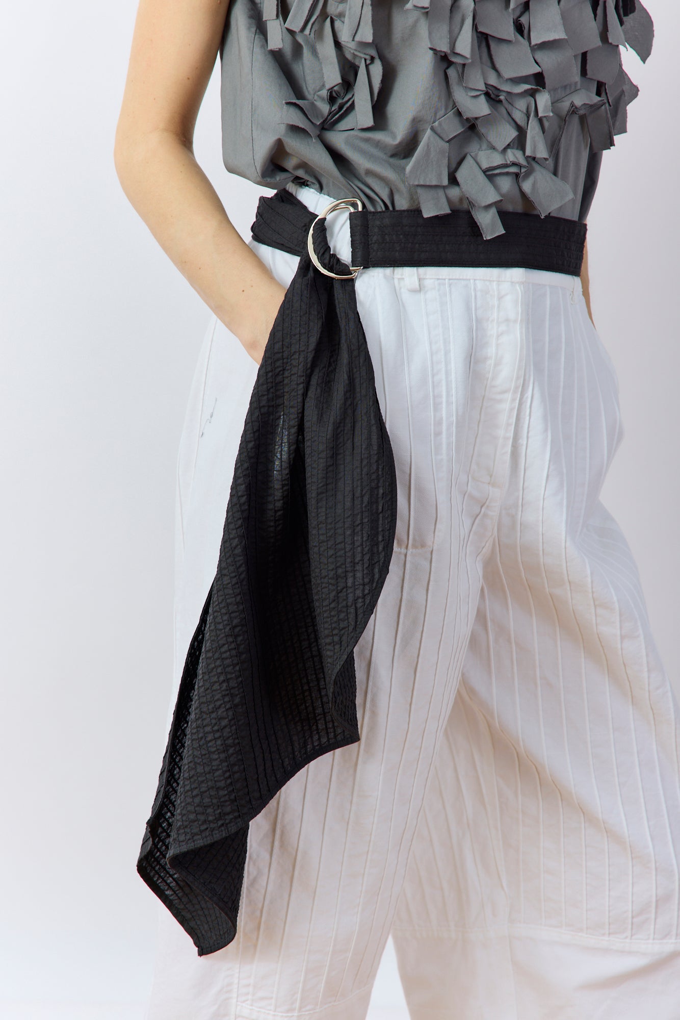 Yaccomaricard Sukafu Belt in Black – Japanese designer cotton lawn pintuck swing belt.