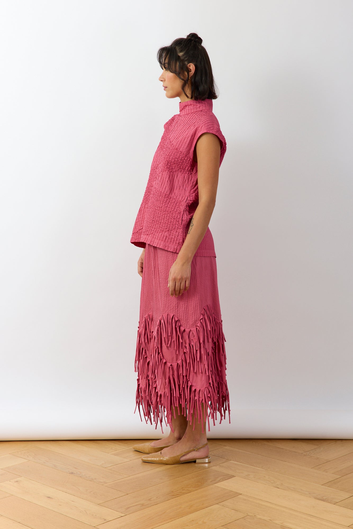 Side view of the Kazari skirt in Dust rose with elegant and sophisticated edge.