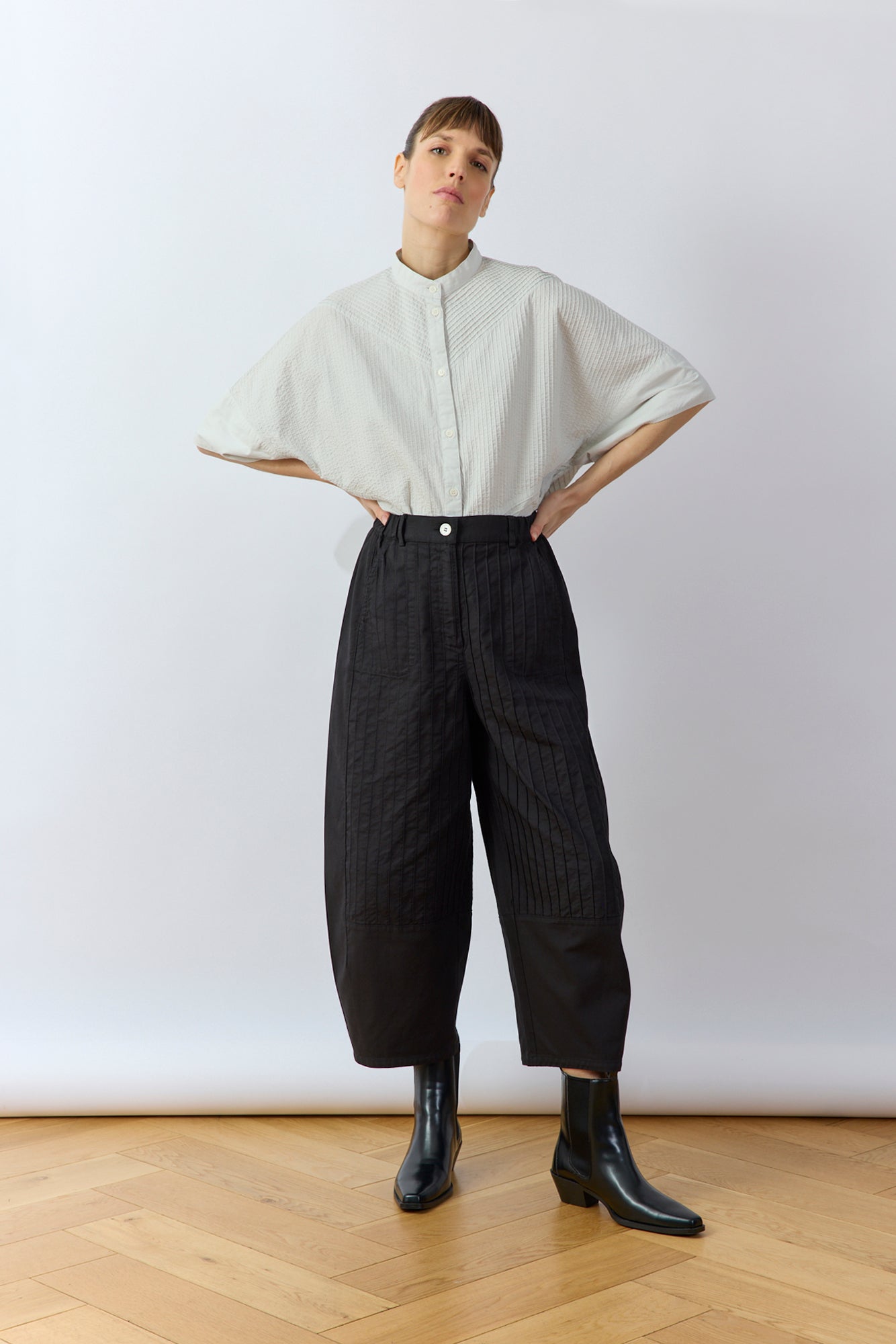 Yaccomaricard Obaru Trouser in Black – Japanese designer cropped cotton pintuck trouser.