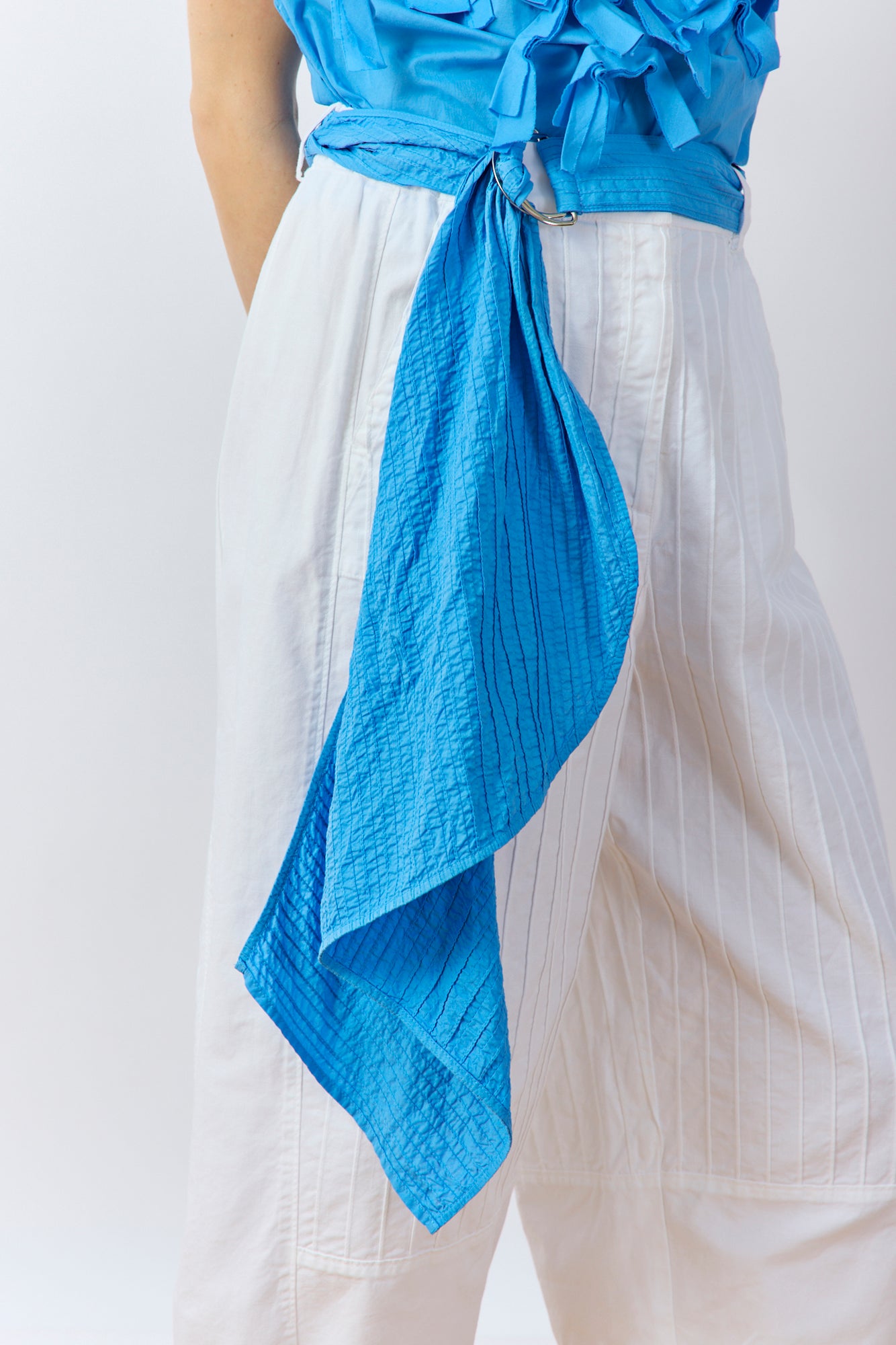 Close-up of the double D-ring adjuster and garment-dyed cotton on the Yaccomaricard Sukafu Belt in Hana Blue.