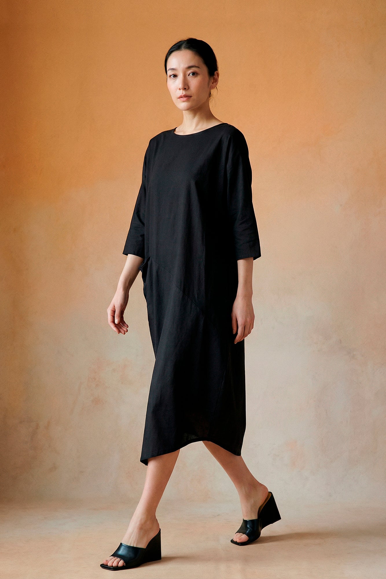 Yaccomaricard pocket dress front view with relaxed oversized silhouette.