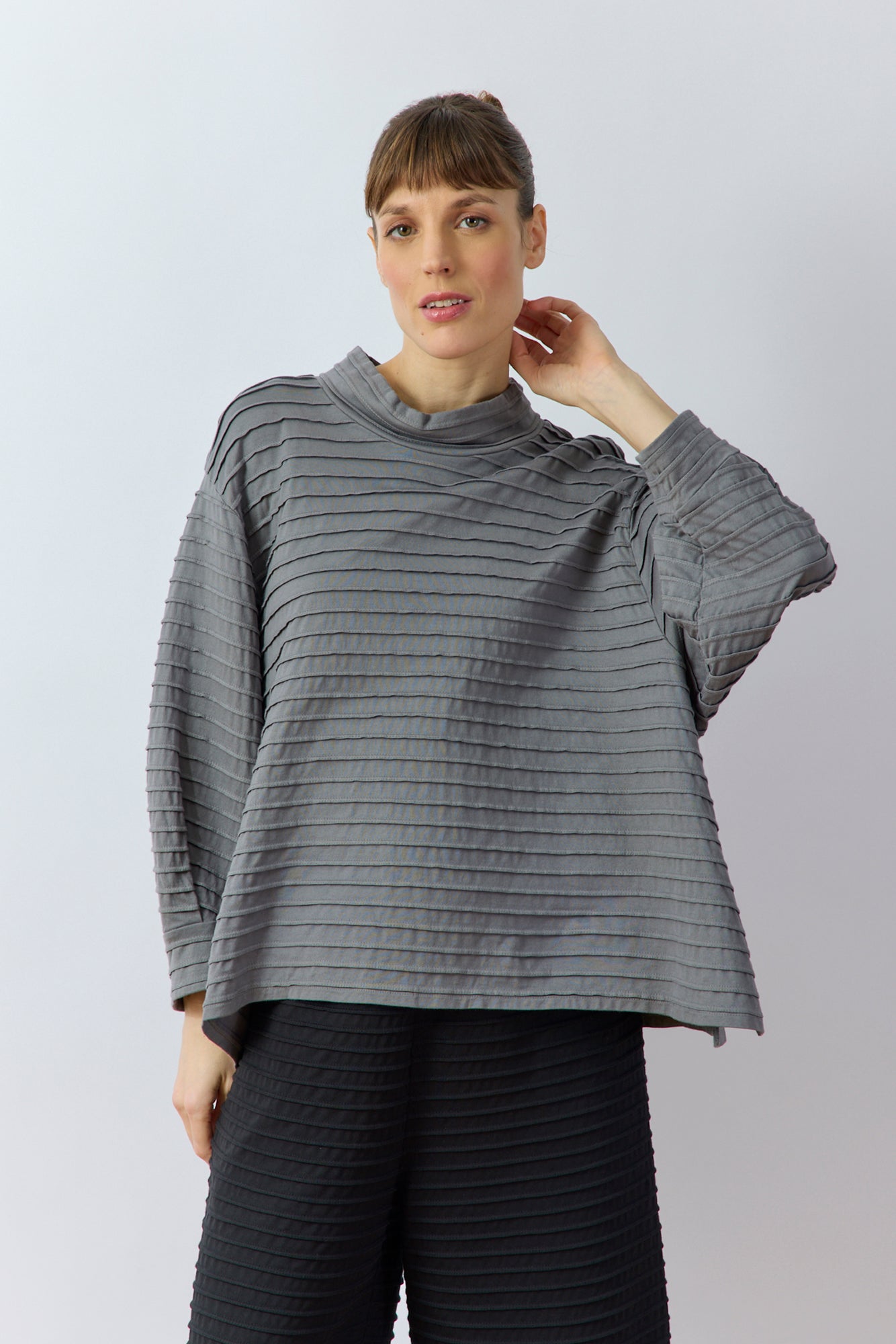Spring Summer 26 Sode jersey pullover in metal grey 100% cotton.