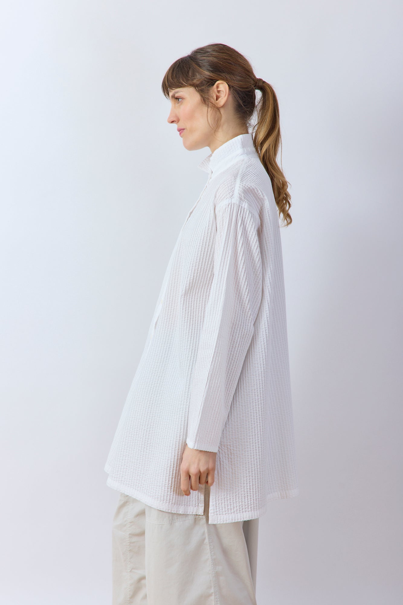 Side profile of the Classic Tunic Shirt in White, showing the straight hemline, Yaccomaricard Spring summer 26.