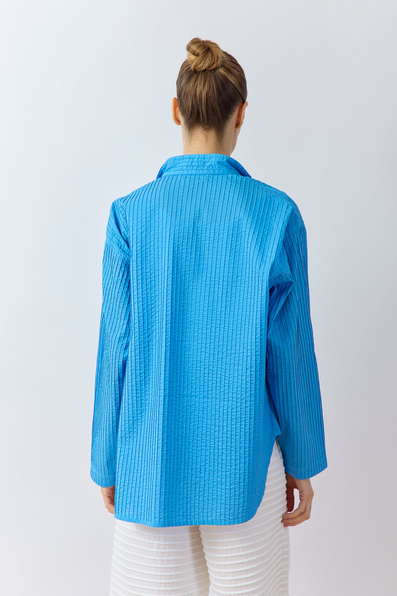 Back view of Yaccomaricard's Nikku Shirt in Hana blue with tailored fit and garment-dyed finish.