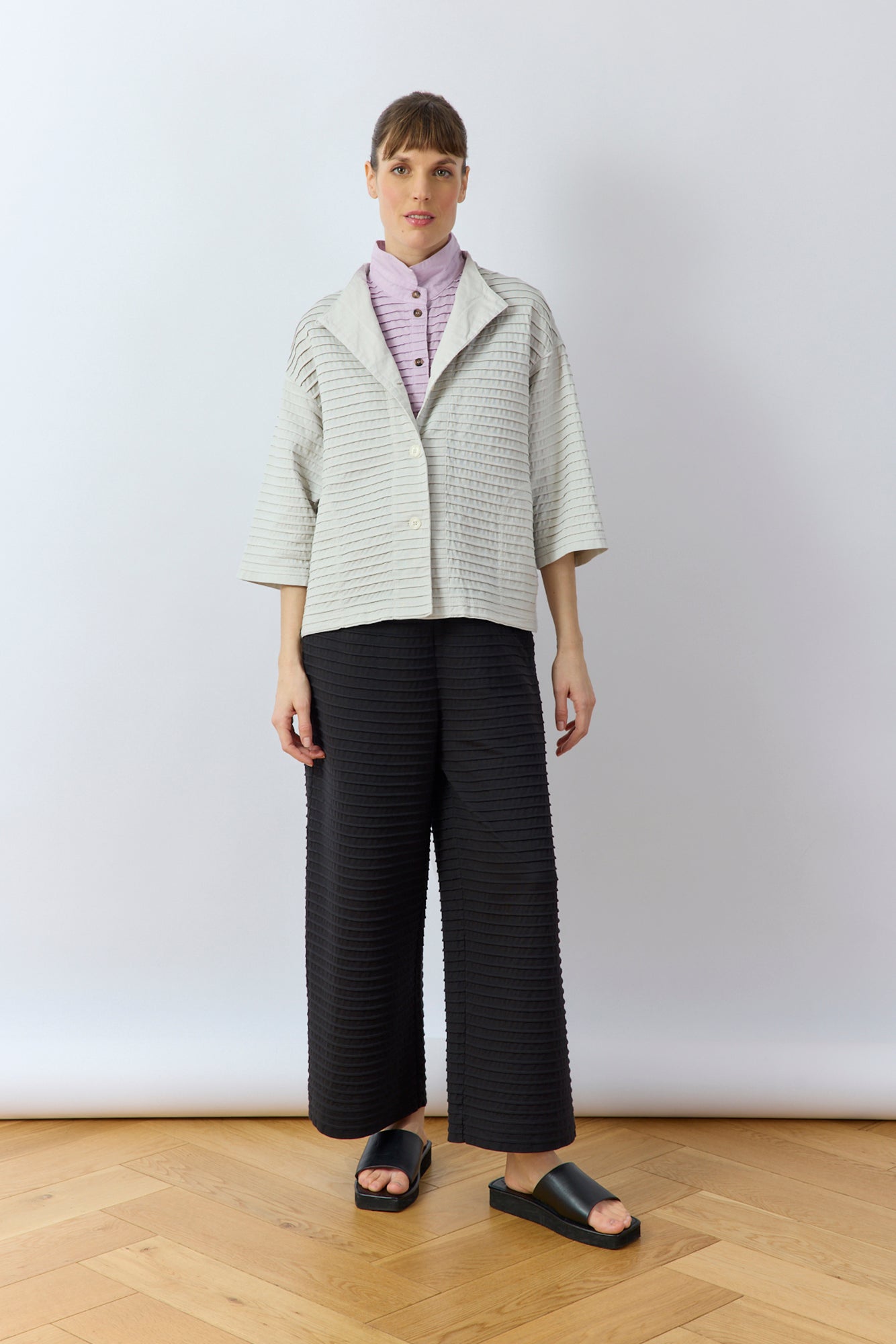 Model wearing Yaccomaricard Faneru Jersey Jacket in Cool Grey – contemporary style.