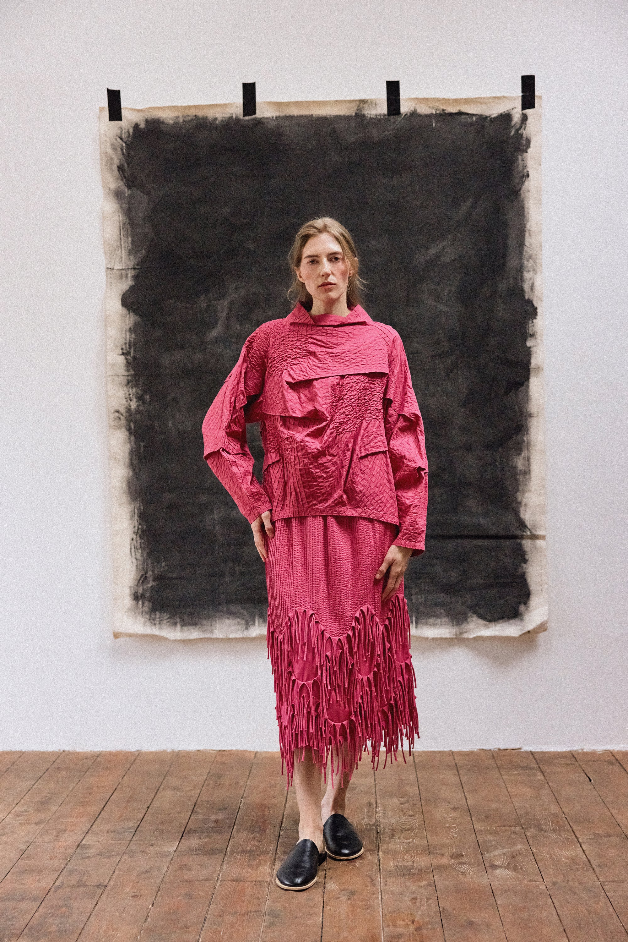 Model wearing Shibo Top bin Dust pink by Yaccomaricard, showcasing minimal and elegant Japanese design.